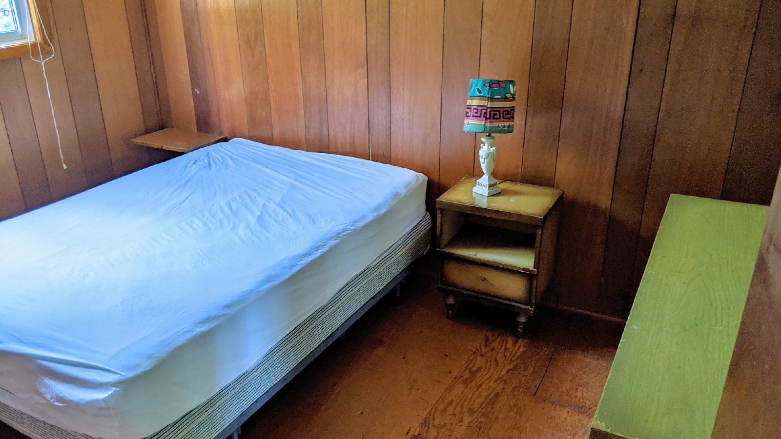 Pigeon-Lake-Resort-Cottage-sixteen-main-bedroom-queen-size-bed